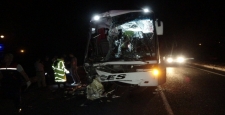 Otobüs, TIR'a arkadan çarptı: 1 ölü, 43 yaralandı