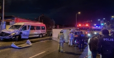 Kamyonet ve minibüs çarpıştı sürücüler sıkıştı! 1 ölü, 2 yaralı