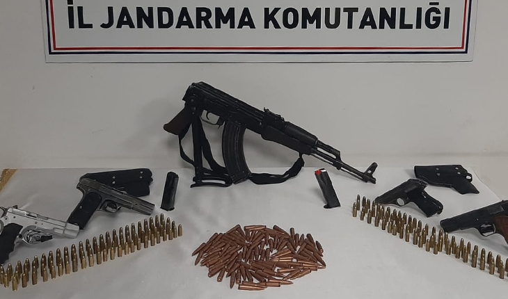 Jandarma dedektör ile bahçede gömülü AK-47 buldu! 
