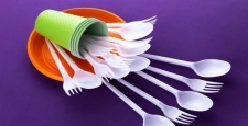 İngiltere'de tek kullanımlık plastik çatal, bıçak ve tabaklar yasaklanıyor